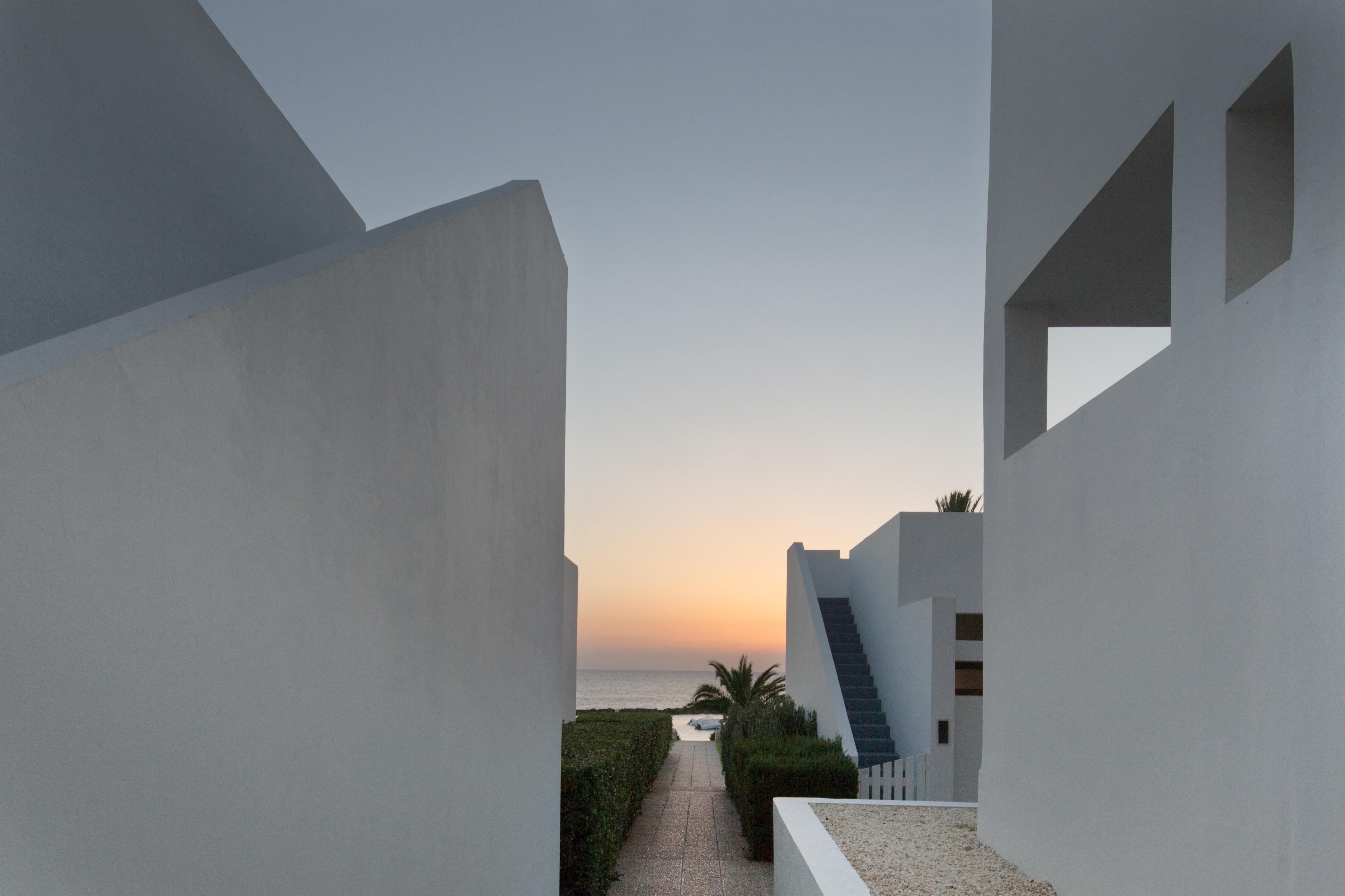 알미라 호텔 파포스 외부 사진 The hotel at sunset