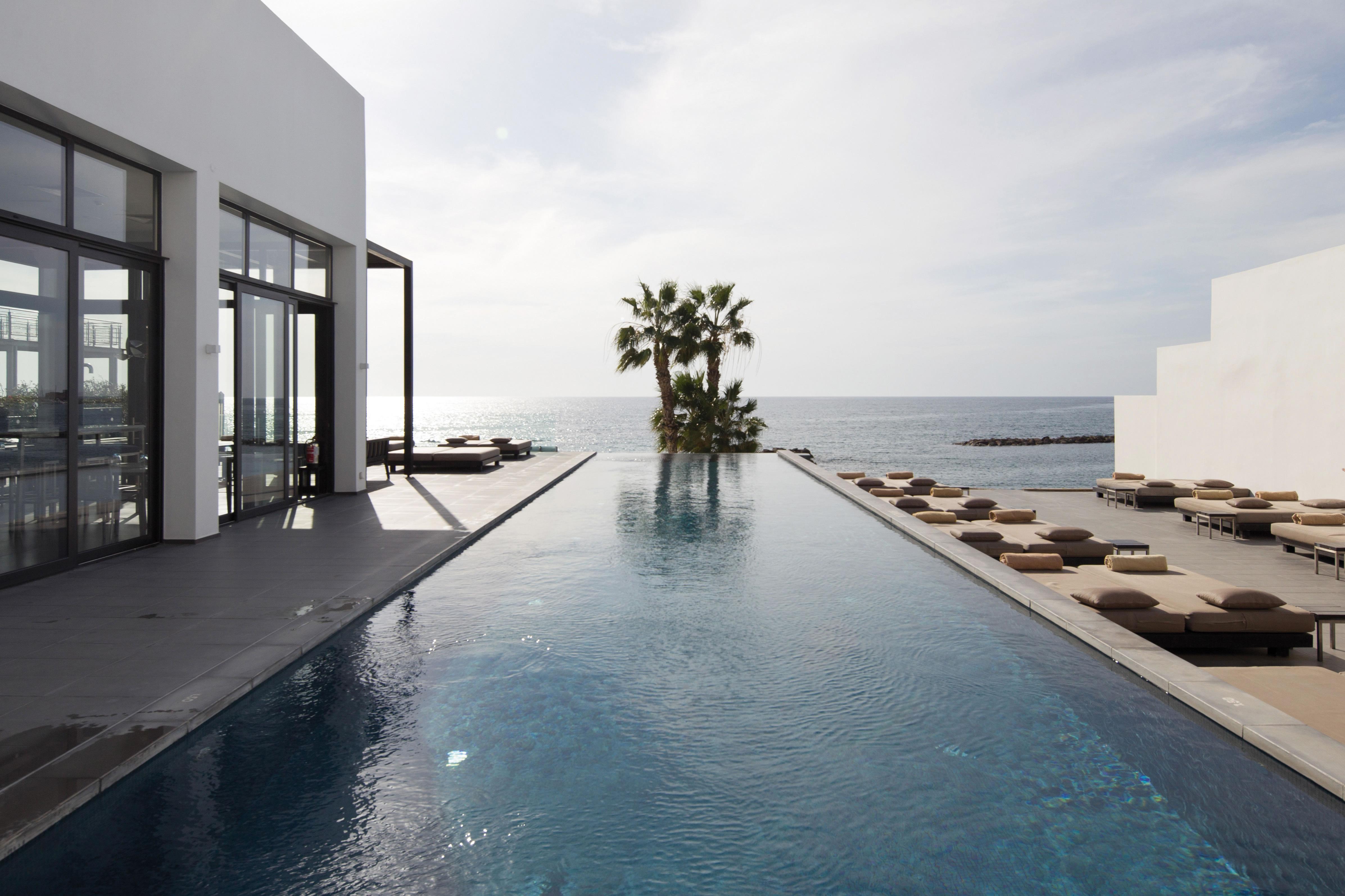 알미라 호텔 파포스 외부 사진 The pool at the Hotel