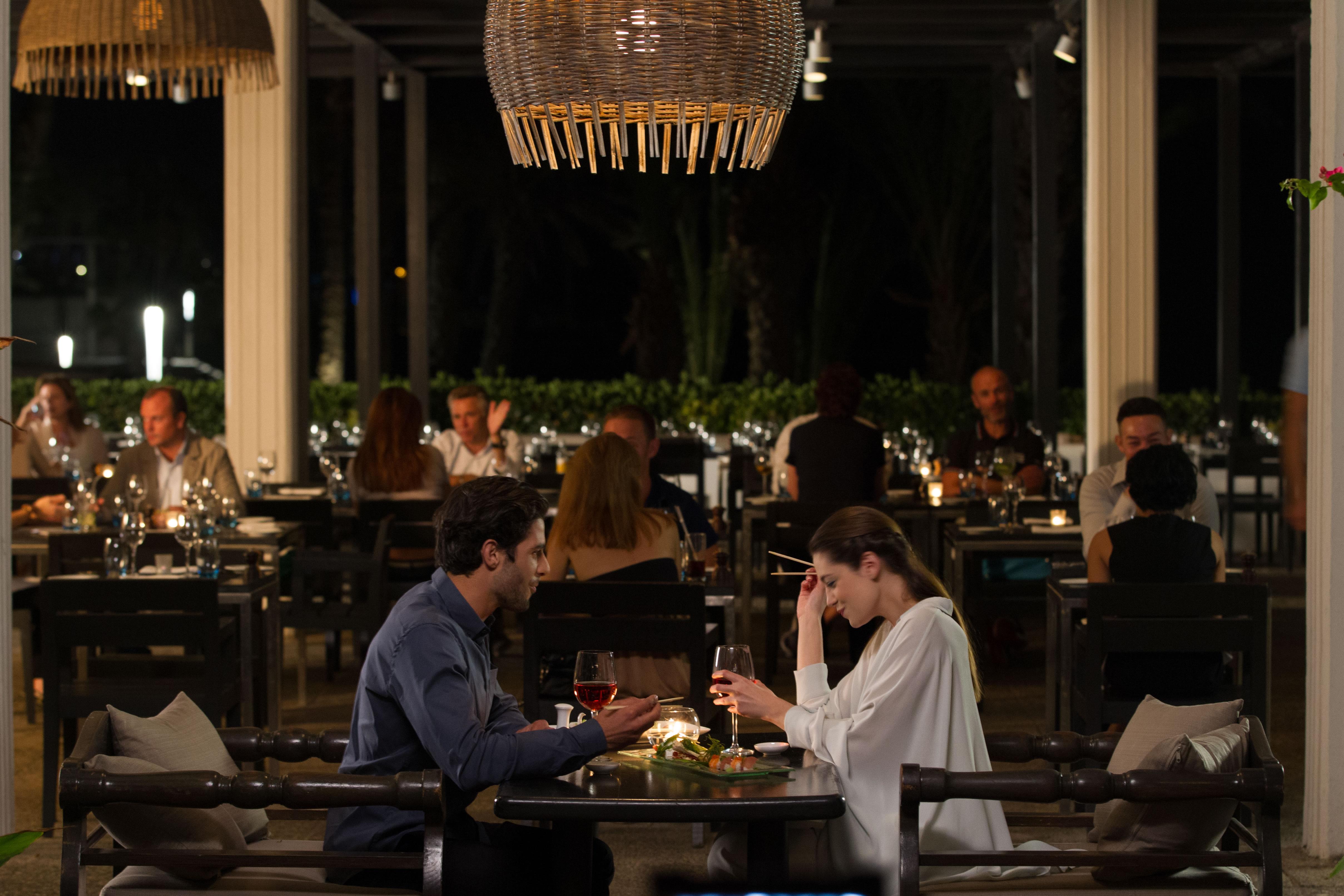 알미라 호텔 파포스 외부 사진 The restaurant at the Four Seasons Hotel