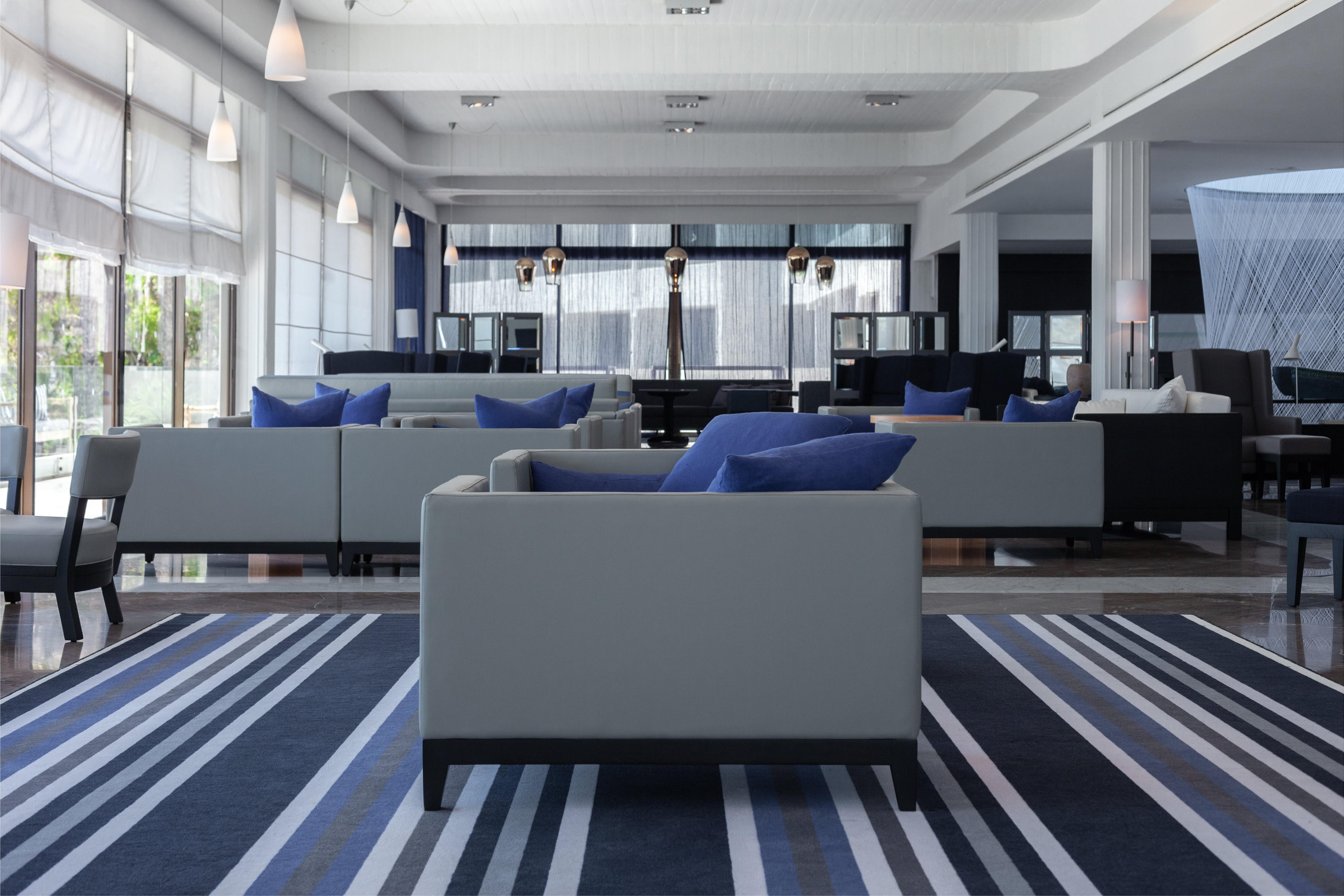 알미라 호텔 파포스 외부 사진 The lounge at the airport