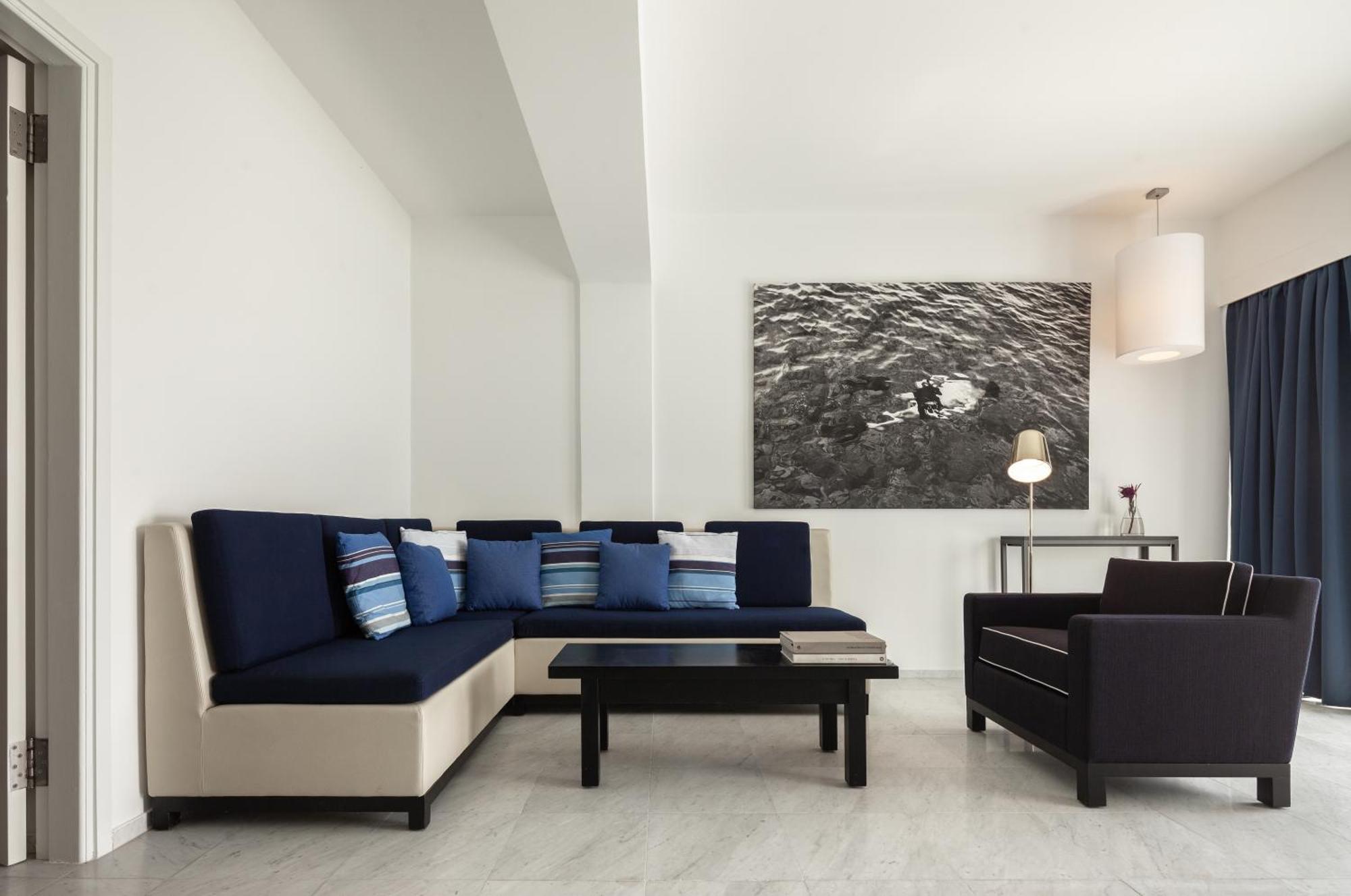 알미라 호텔 파포스 외부 사진 A living room with a sectional sofa