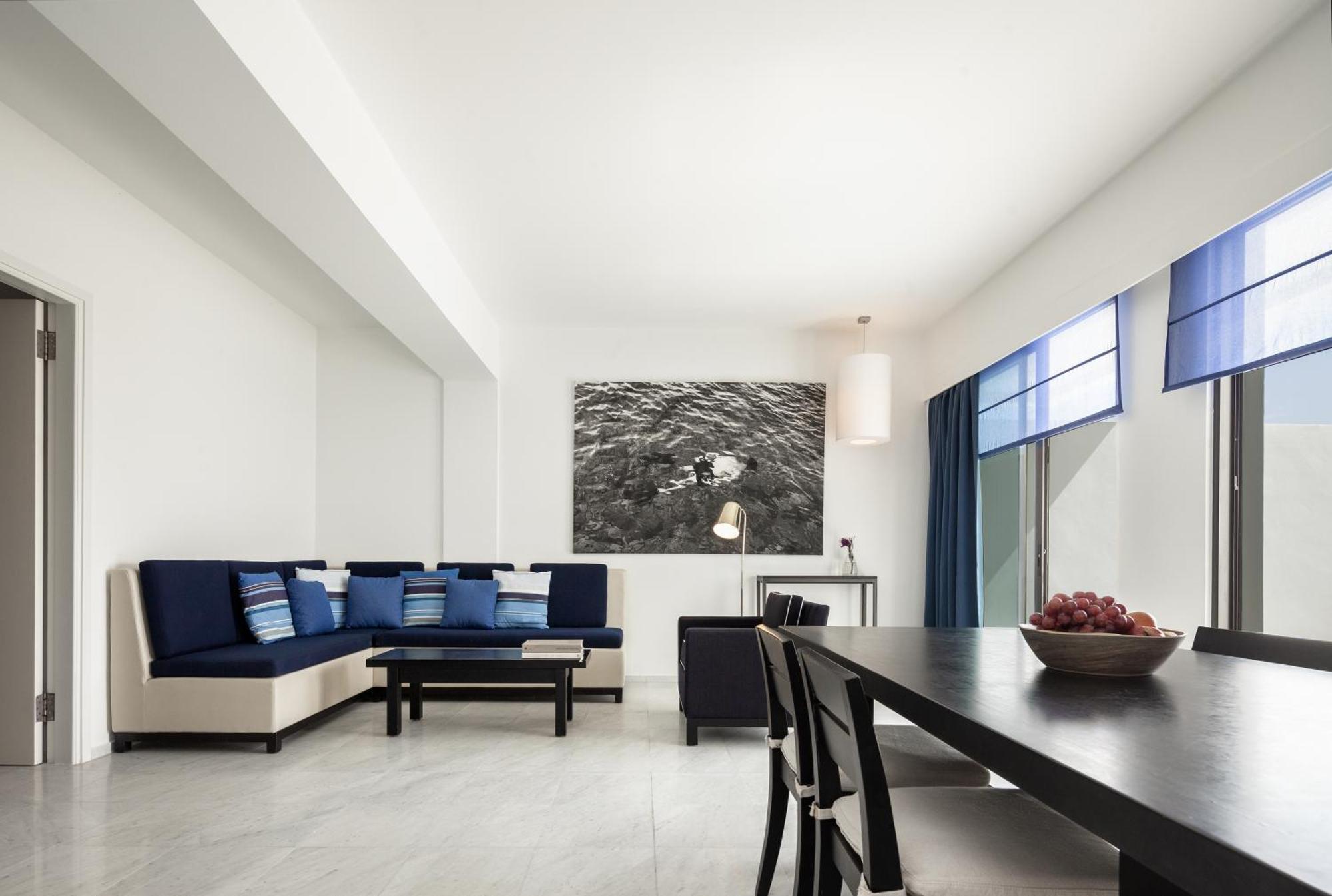 알미라 호텔 파포스 외부 사진 A living room in a suite at the hotel