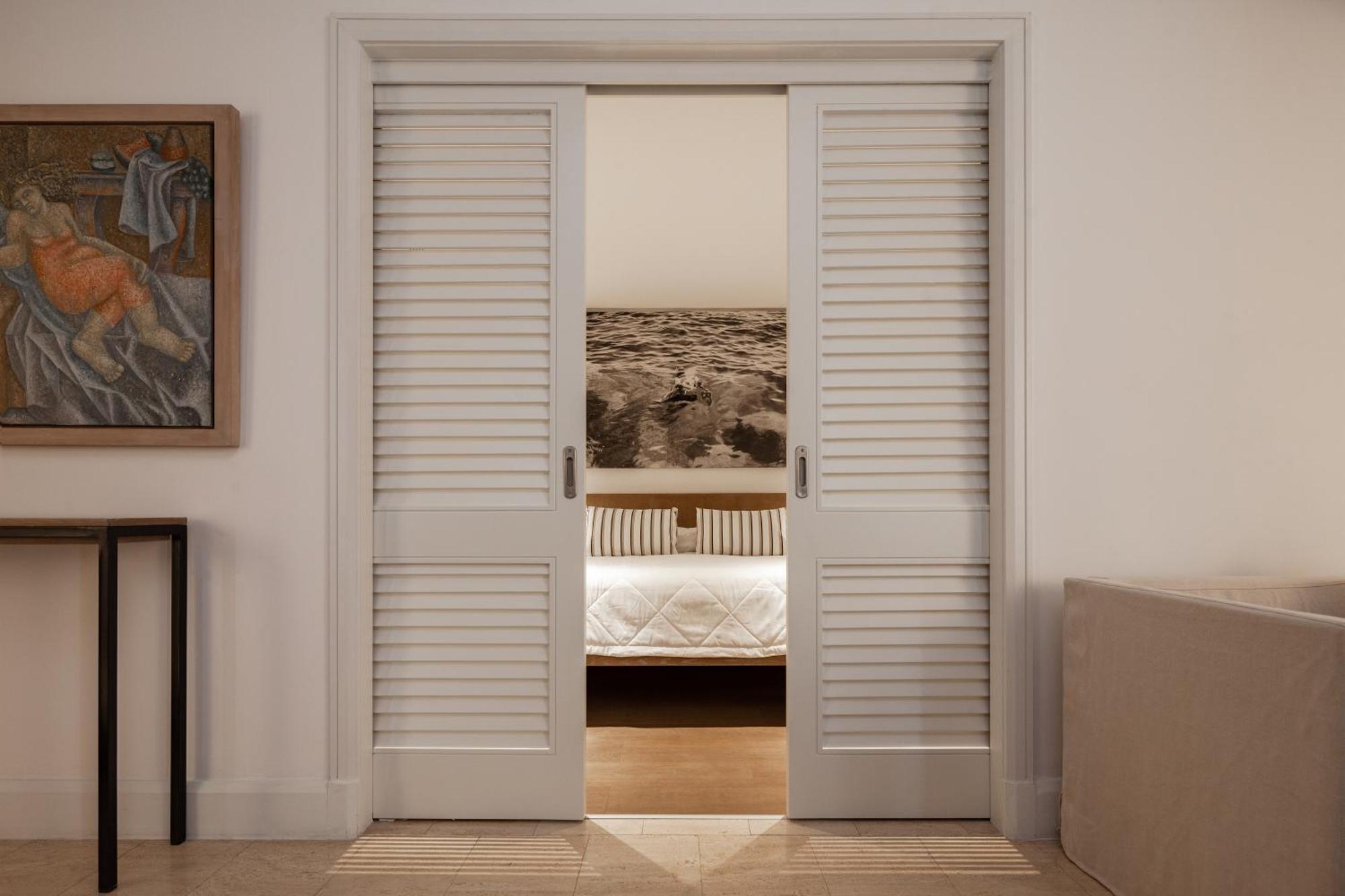 알미라 호텔 파포스 외부 사진 A pocket door
