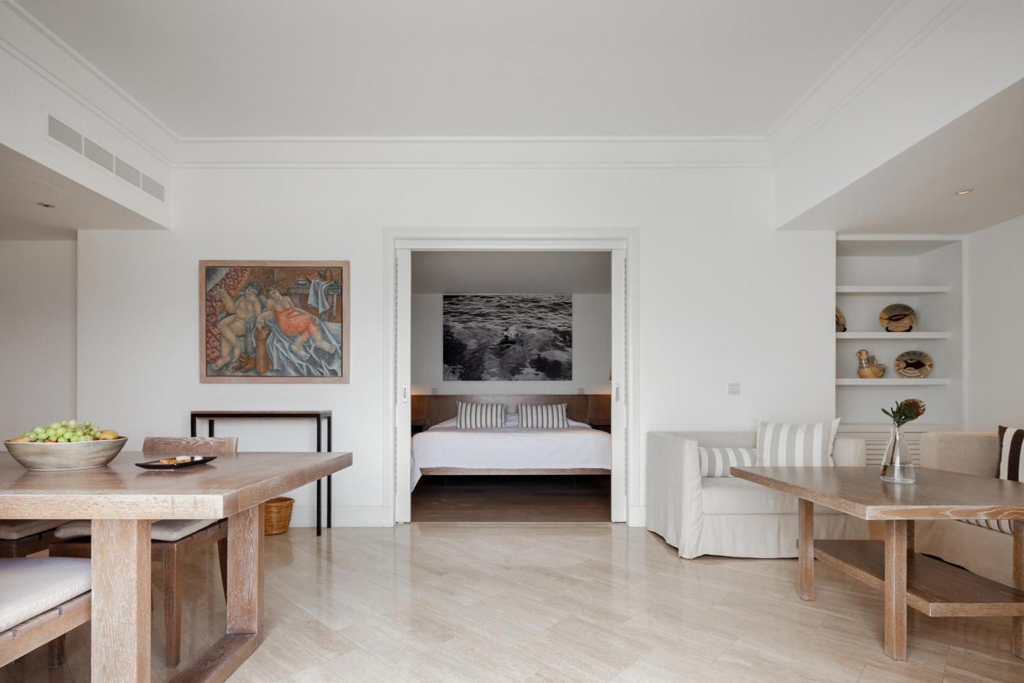 알미라 호텔 파포스 외부 사진 A suite at the Four Seasons Hotel
