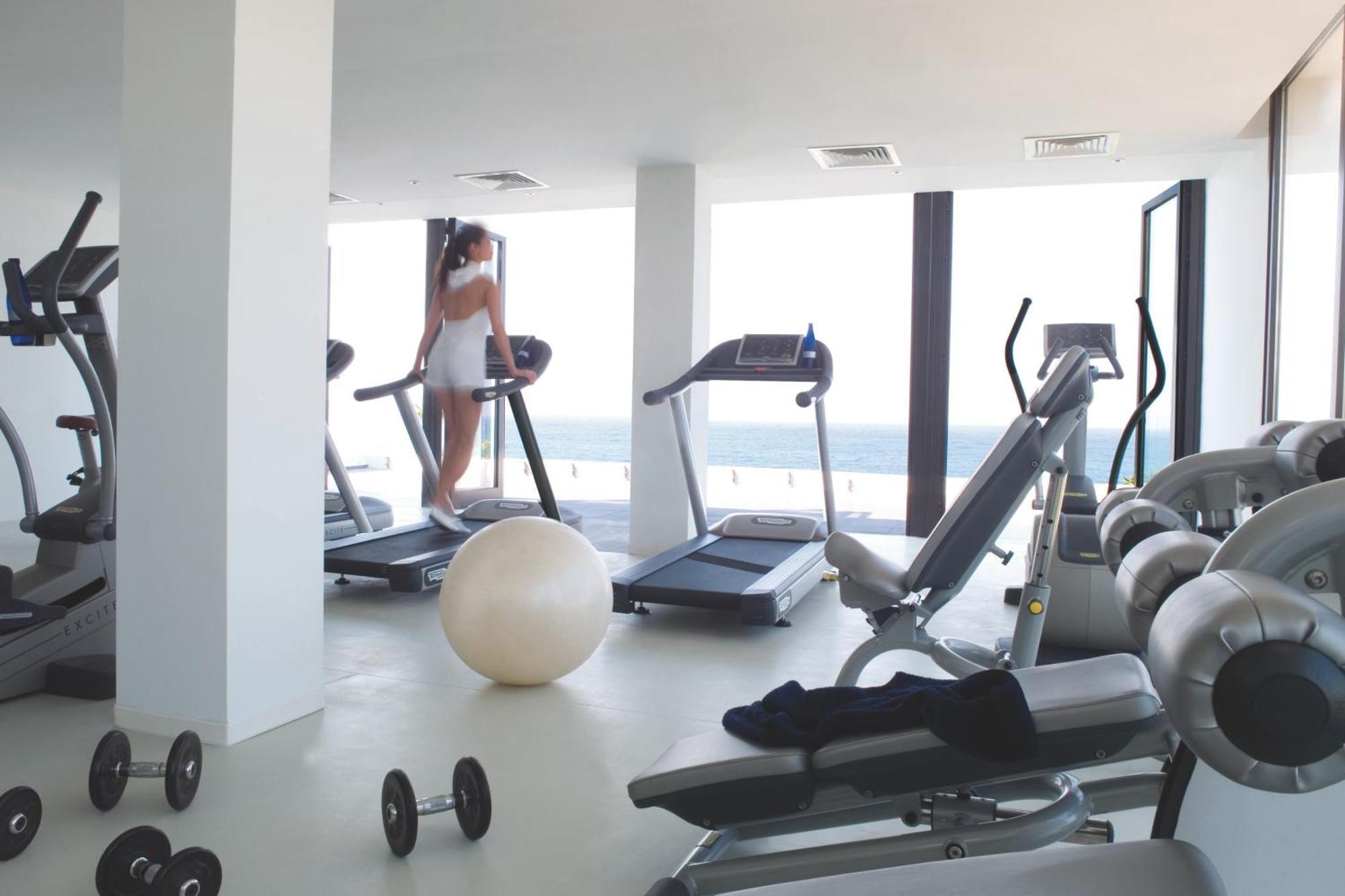 알미라 호텔 파포스 외부 사진 A gym