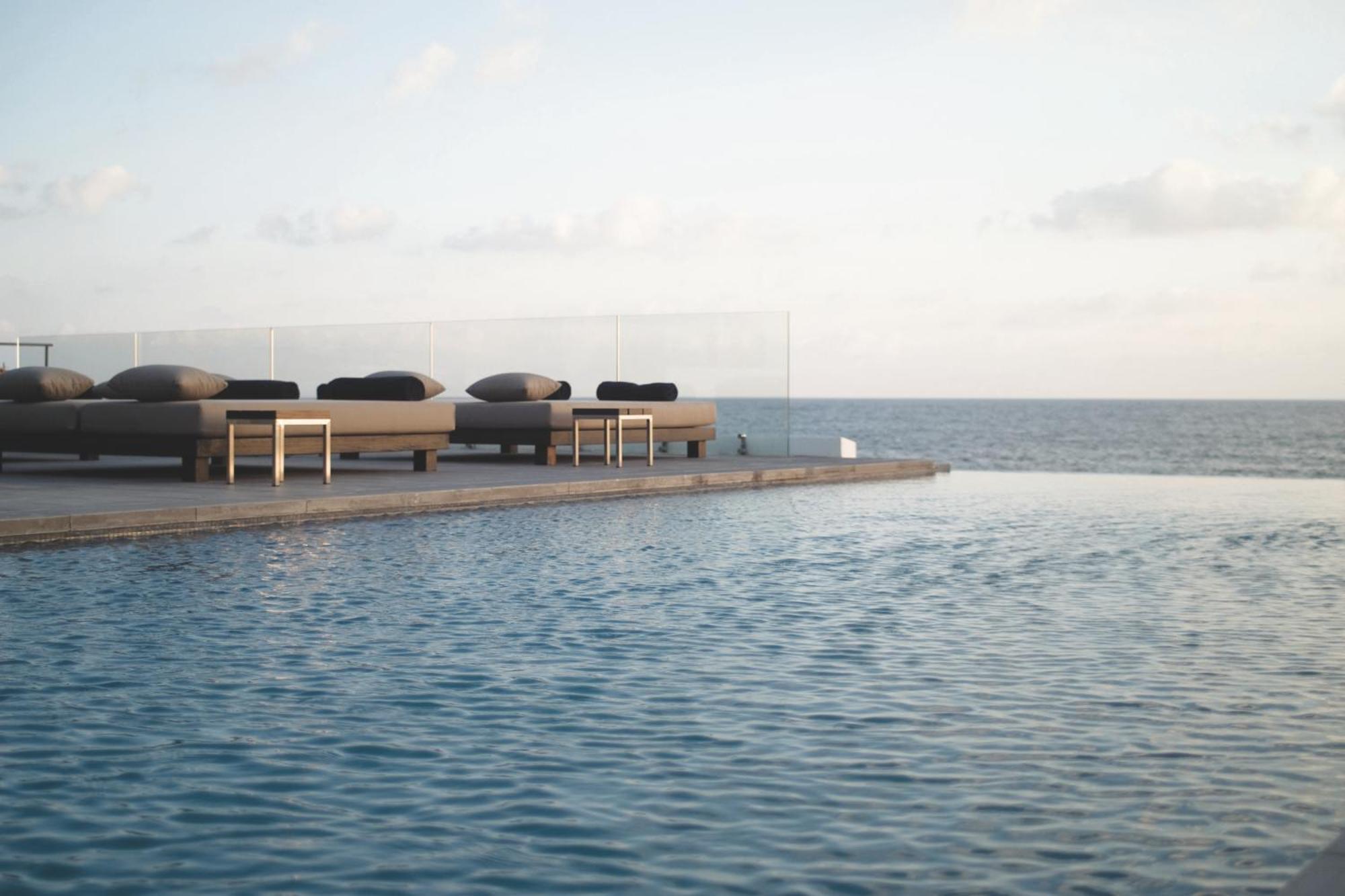 알미라 호텔 파포스 외부 사진 The pool at the hotel
