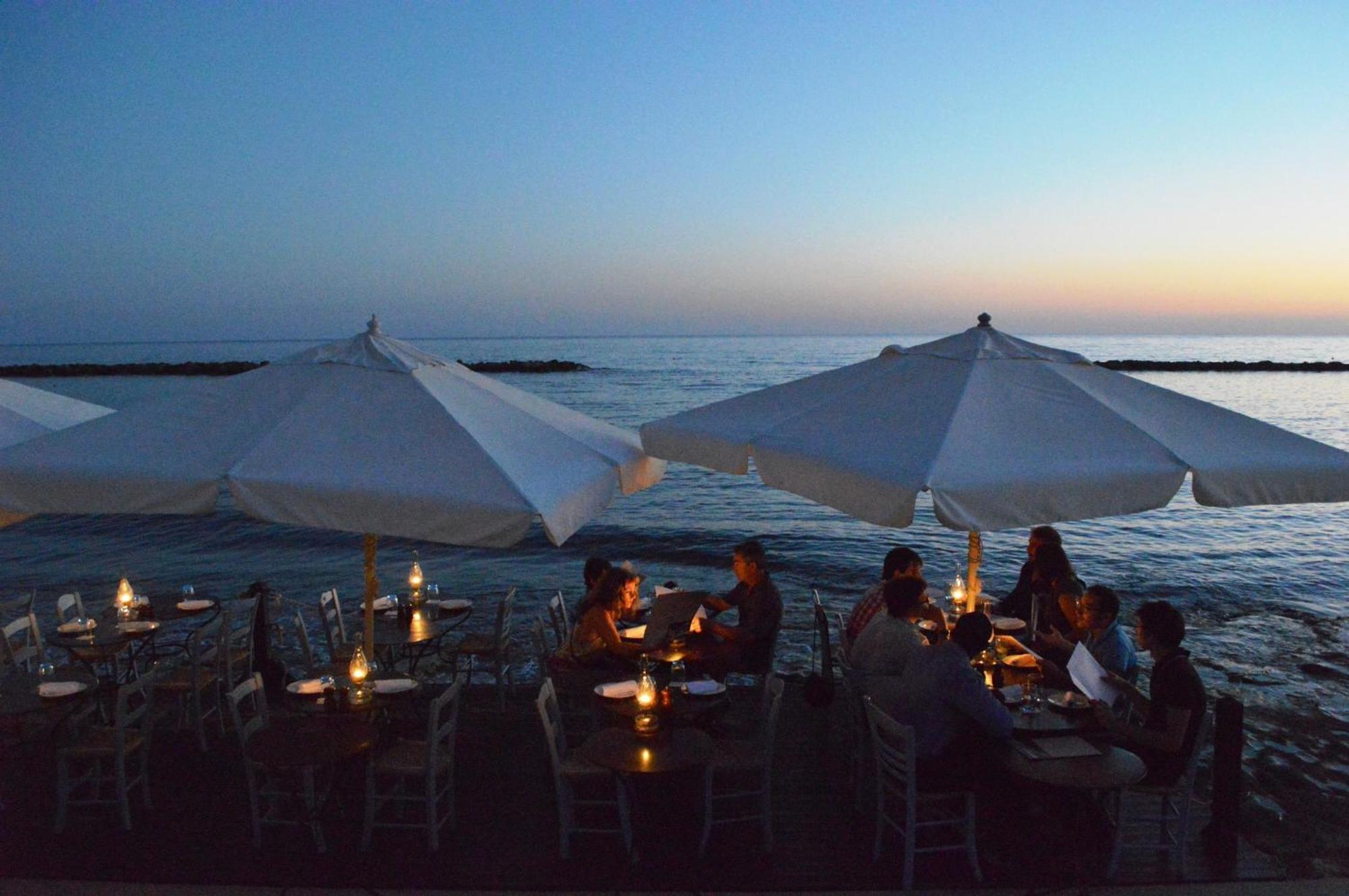 알미라 호텔 파포스 외부 사진 Beach restaurant in Italy