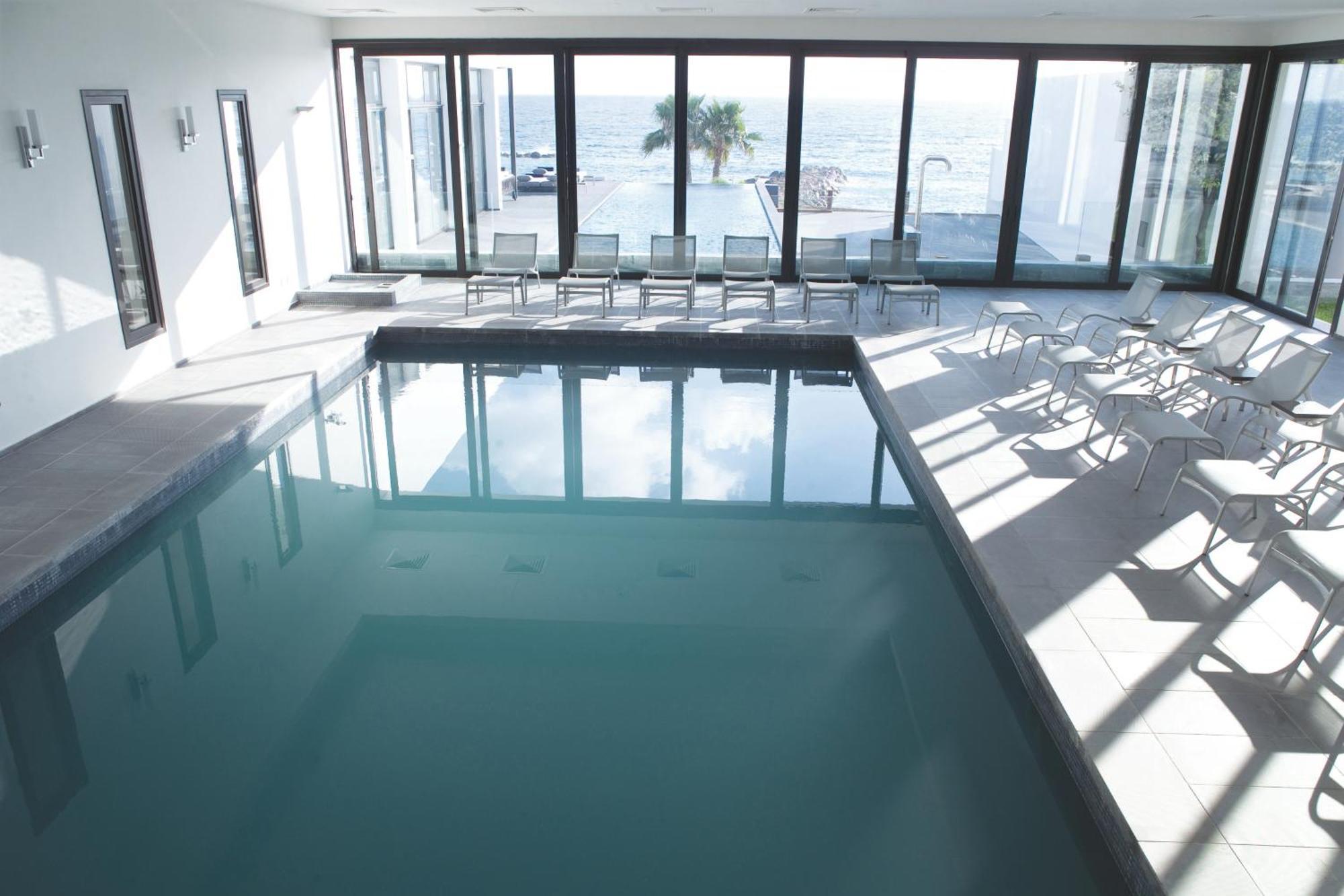 알미라 호텔 파포스 외부 사진 The pool at the Hotel du Lac