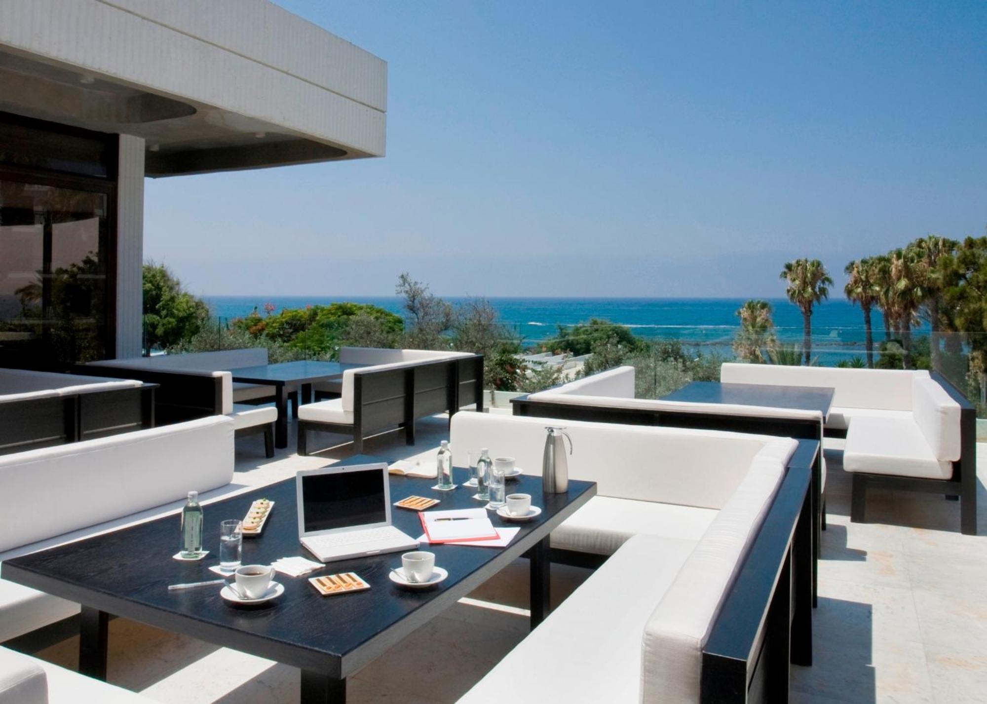 알미라 호텔 파포스 외부 사진 The Sky Bar