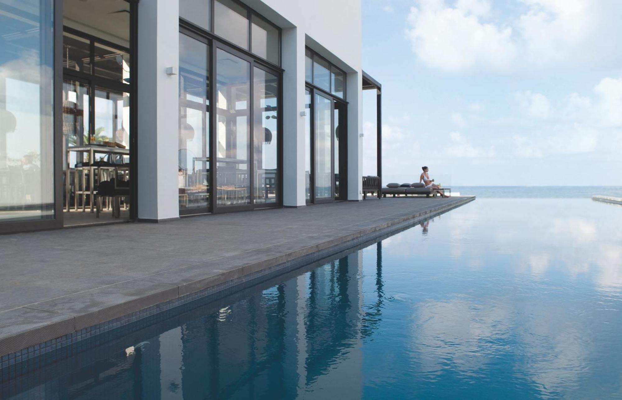 알미라 호텔 파포스 외부 사진 Infinity pool